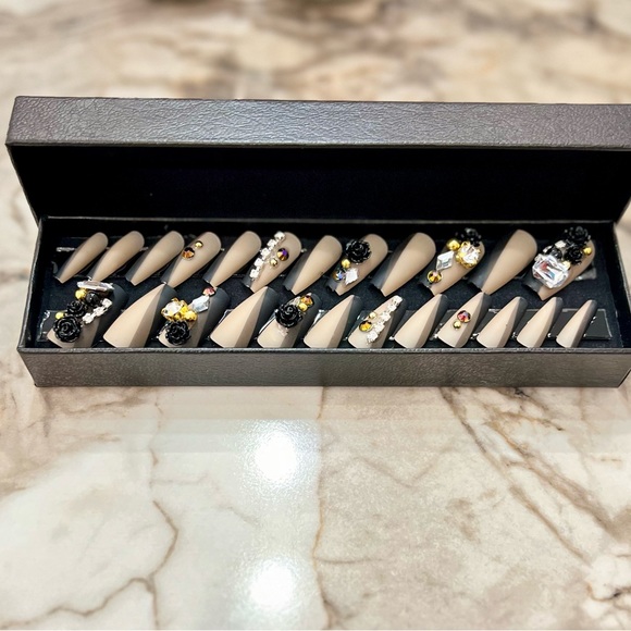 Gorgeous Press-On Nails (24 pieces) - Picture 2 of 2